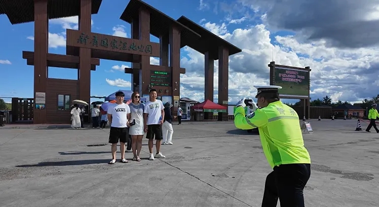 丰林交警：护航旅游高峰 用担当与温情点亮旅途
