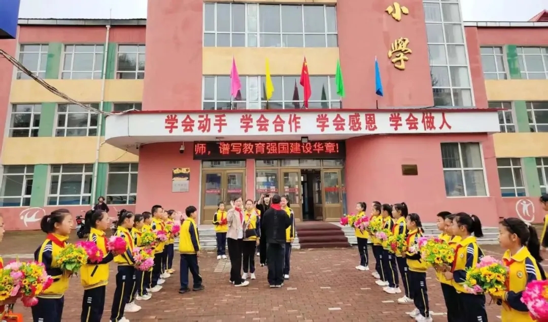 丰林县新青永红小学开展“鲜花赠园丁 童心谢师恩”庆祝第41个教师节活动