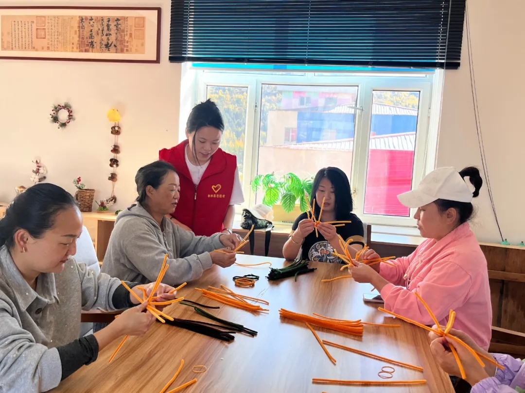 五营镇建林社区新时代文明实践站开展“扭扭棒巧制中秋月 文化课堂暖人心”森林学坊活动