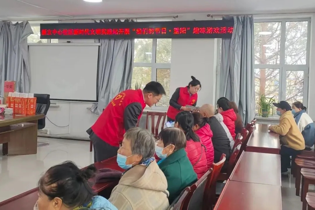 新青镇新立中心社区开展“九九重阳话平安 农行携手反诈行”主题宣传活动