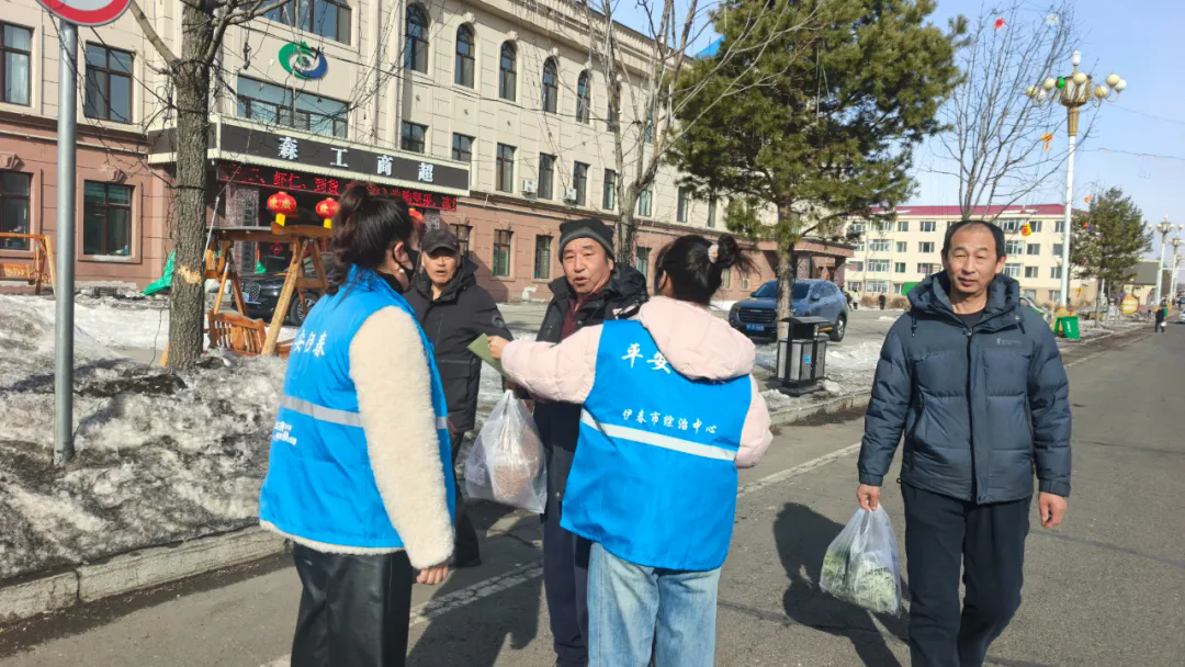 红星镇前进社区开展反宣品排查清理活动