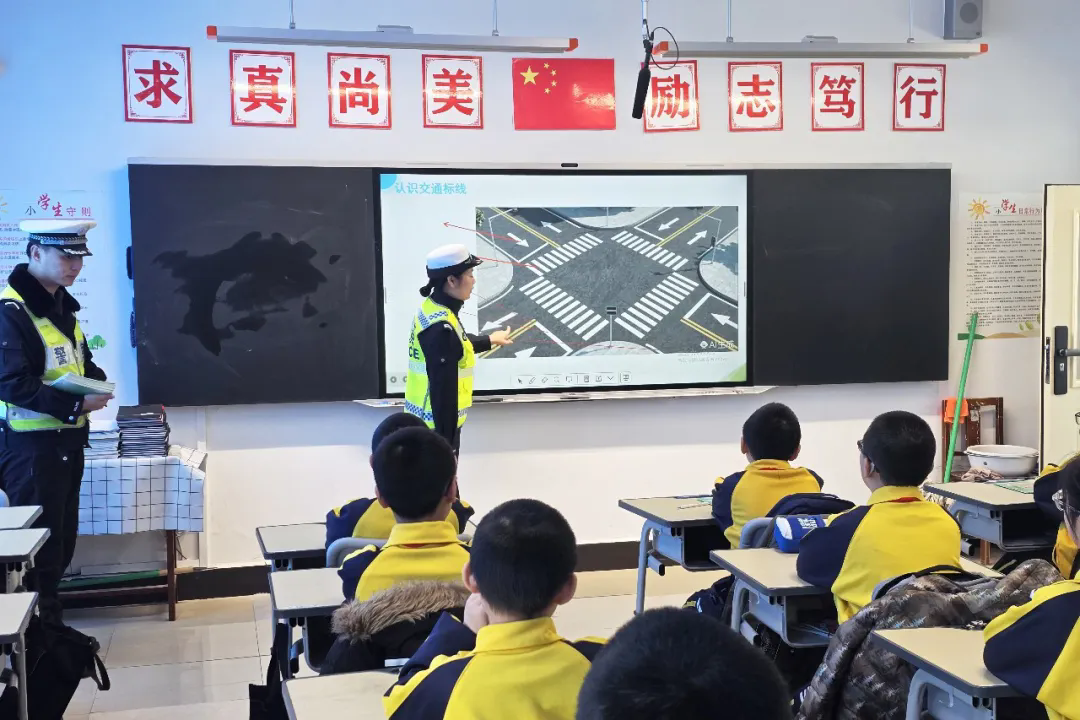 丰林公安：护航开学季 平安“警”相随